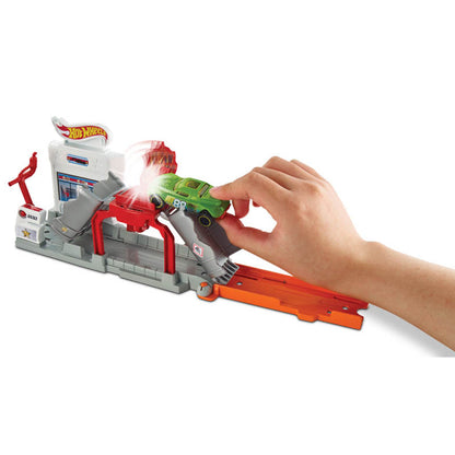 Bộ Hot Wheels trạm xăng nổ tung HOT WHEELS FJN34